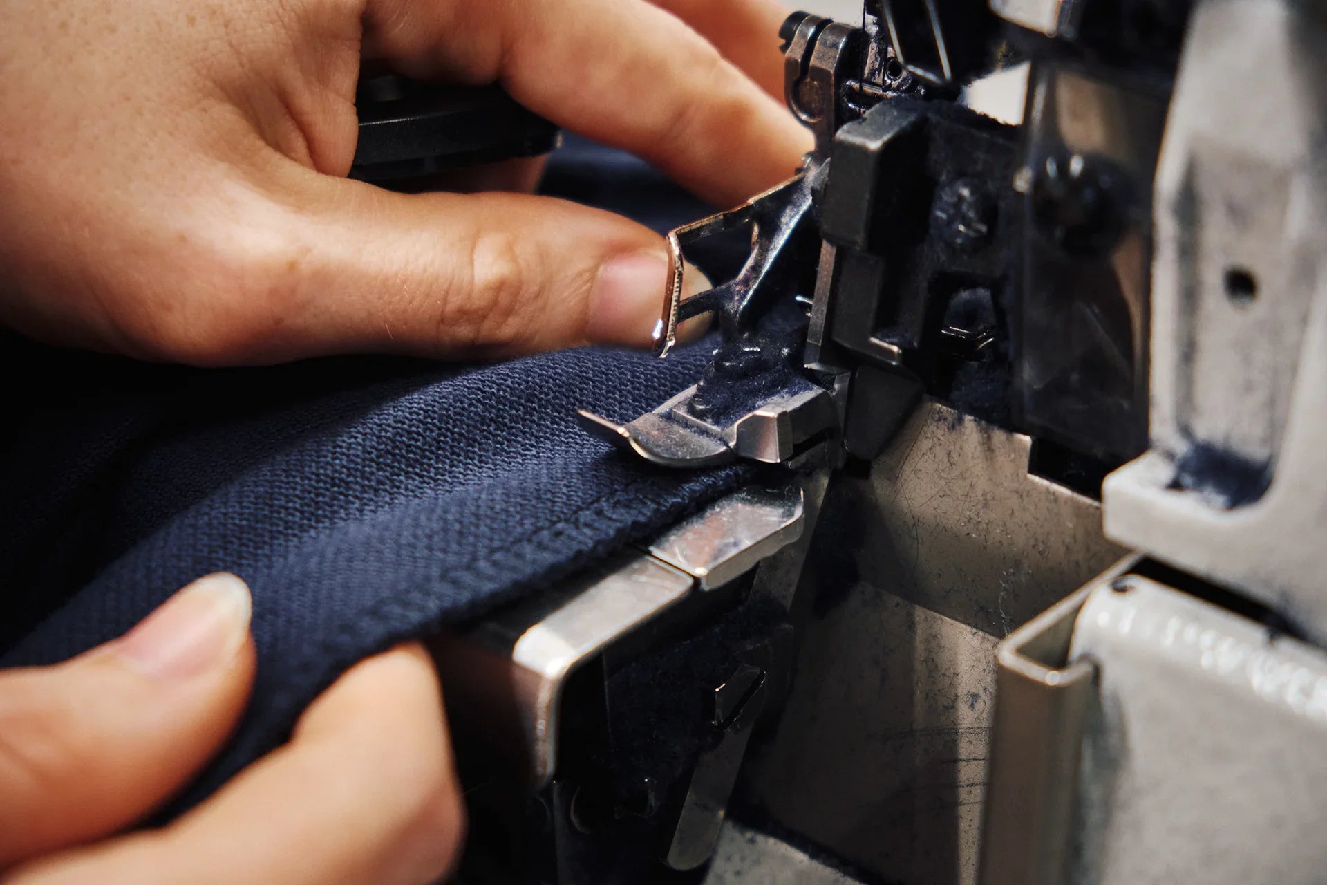 Main travaillant a la machine a coudre en france
