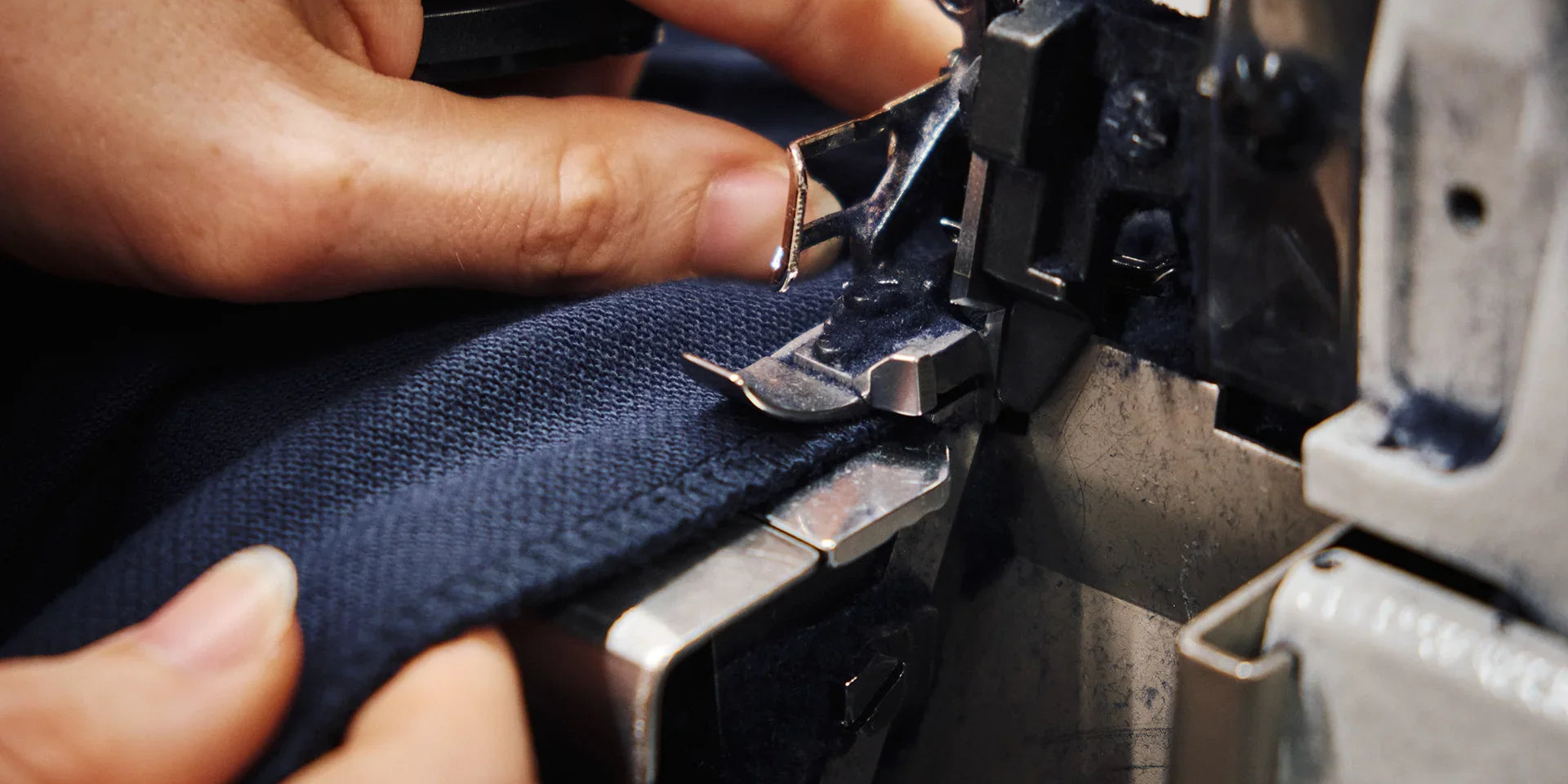 Main travaillant a la machine a coudre en france